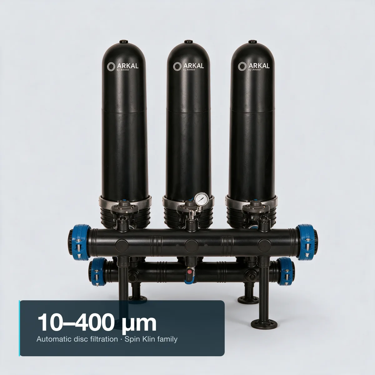 Studio render of an ARKAL by Amiad 2" Spin Klin industrial battery — three matte black polymeric housing units on a shared horizontal manifold with blue butterfly valves, short black support legs, pressure gauge. A compact editorial text block anchored to the bottom-left corner over the base/ground area carries the integrated headline 10–400 μm and the subtitle Automatic disc filtration · Spin Klin family.